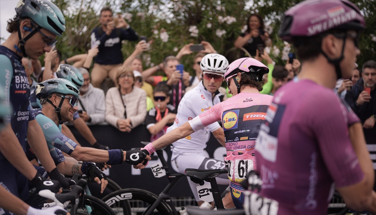 Giro 2026 étape 6 : Davide Ballerini s'impose à Naples devant Stuyven et Magnier