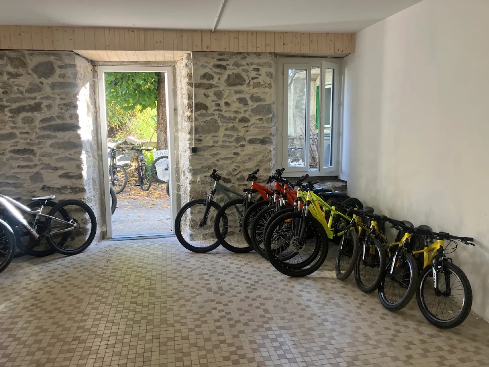 L'atelier Mountain Bibi Cycle à Marignac, avec ses vélos alignés